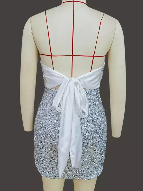 Mini-robe moulante à sequins décolleté en c艙ur et n艙ud dans le dos idéale pour les fêtes 2026