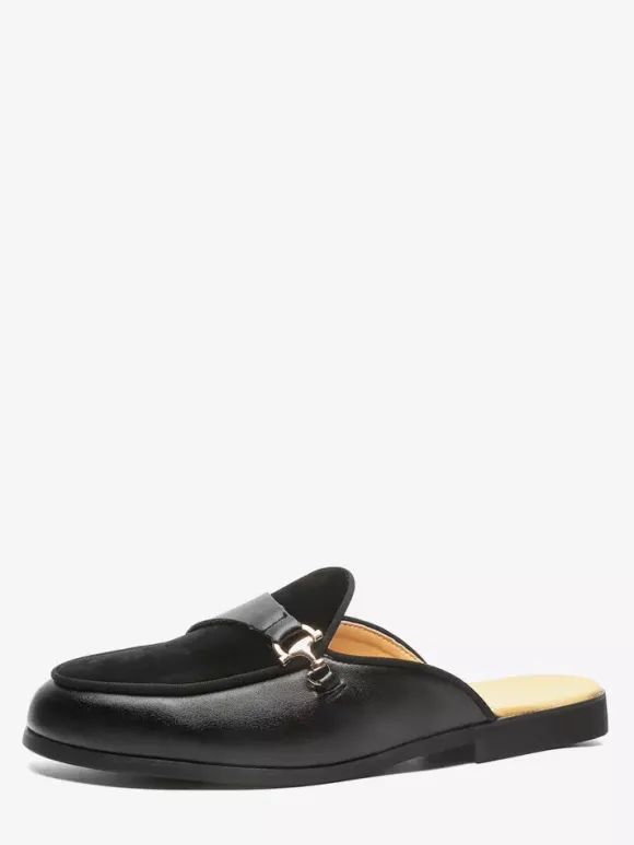 Mocassins noirs à bout rond avec détails métalliques et talon ouvert