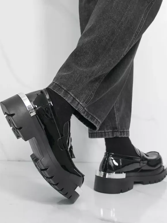 Mocassins noirs pour hommes bout rond détails métalliques chaussures à enfiler