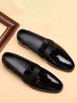 Mocassins noirs pour homme bout rond en cuir véritable.