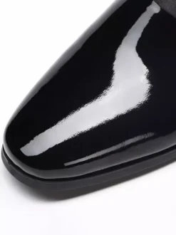 Mocassins noirs pour homme bout rond en cuir véritable.
