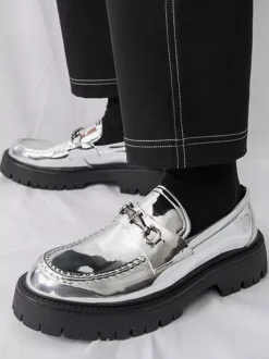 Mocassins dorés pour hommes bout rond détails métalliques chaussures habillées à enfiler