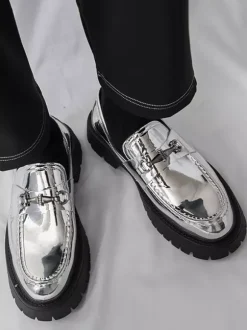 Mocassins dorés pour hommes bout rond détails métalliques chaussures habillées à enfiler