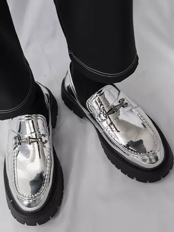 Mocassins dorés pour hommes bout rond détails métalliques chaussures habillées à enfiler