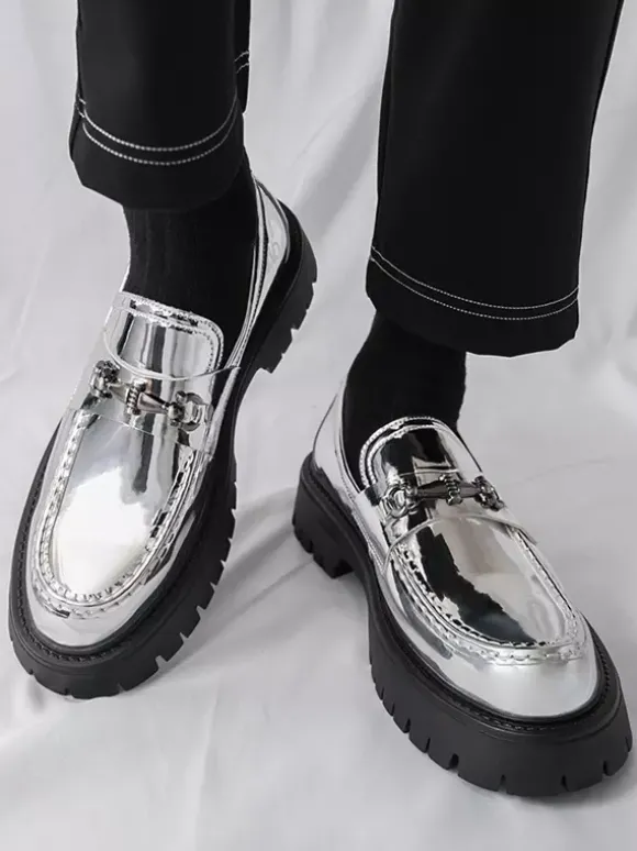Mocassins dorés pour hommes bout rond détails métalliques chaussures habillées à enfiler
