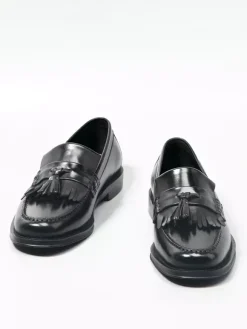 Mocassins noirs à bout rond pour hommes à enfiler avec pompons