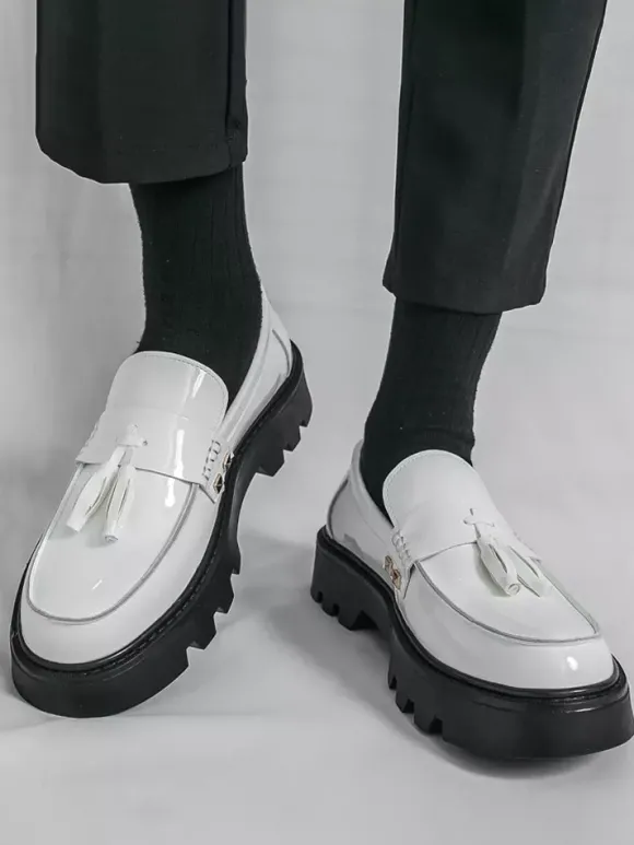 Mocassins noirs pour hommes bout rond à enfiler avec pompons