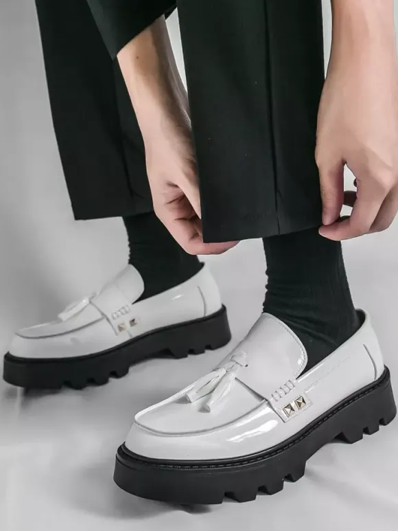 Mocassins noirs pour hommes bout rond à enfiler avec pompons