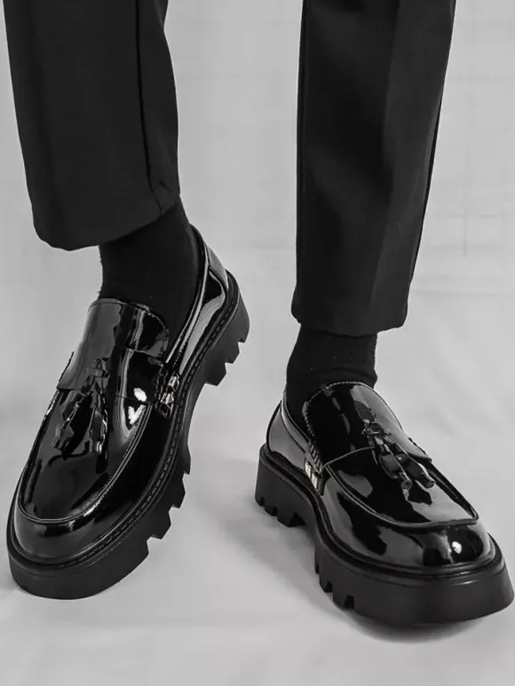 Mocassins noirs pour hommes bout rond à enfiler avec pompons