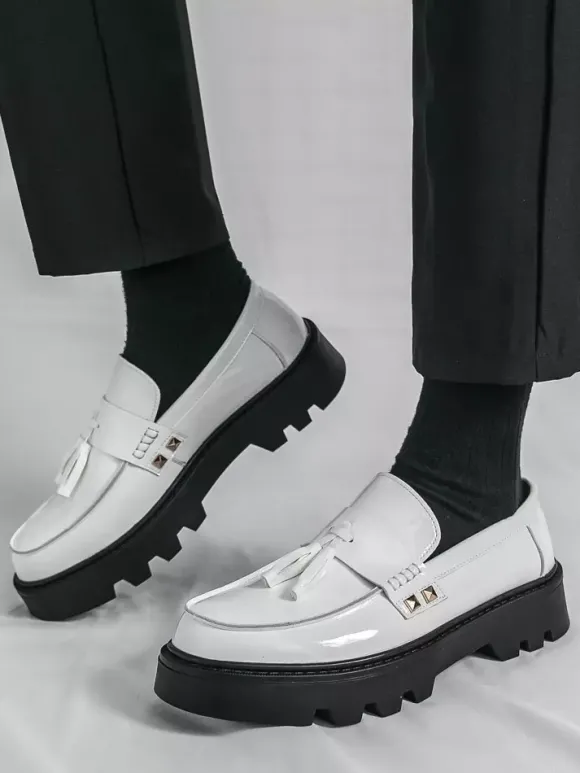 Mocassins noirs pour hommes bout rond à enfiler avec pompons