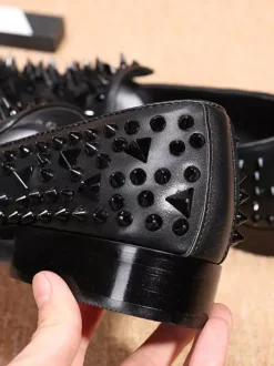 Mocassins à rivets pour hommes bout pointu en cuir de vache à enfiler pour bal de promo ou mariage