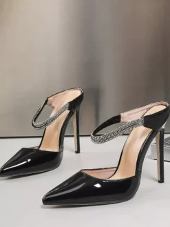 Mules nude à talons aiguilles bout pointu et strass.