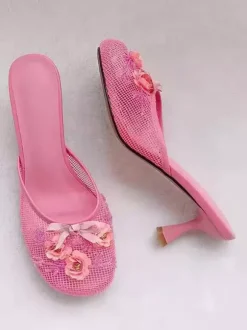Mules roses à talons hauts bout rond en maille détails floraux escarpins sans bride