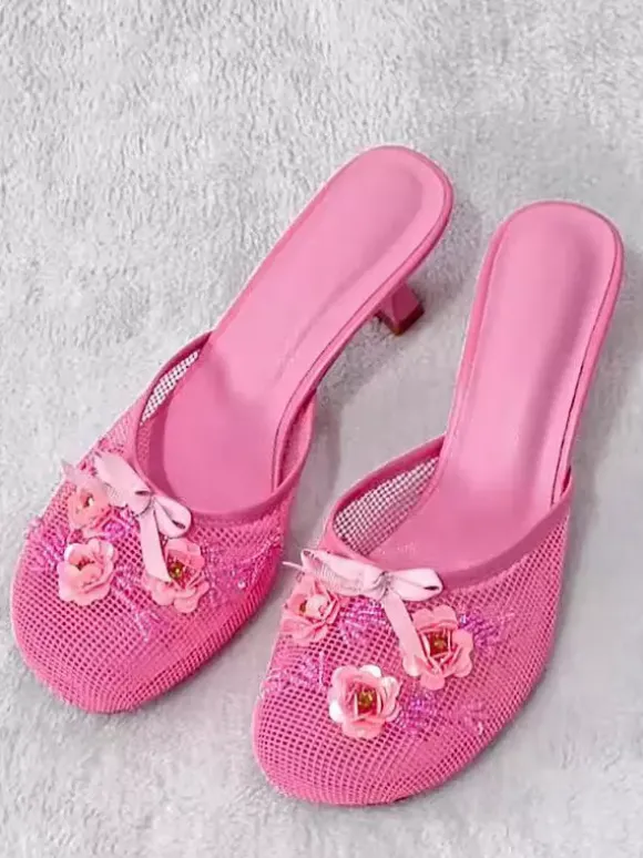 Mules roses à talons hauts bout rond en maille détails floraux escarpins sans bride