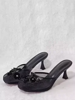 Mules roses à talons hauts bout rond en maille détails floraux escarpins sans bride