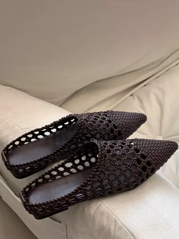 Mules blanches à bout pointu et dos nu ajouré