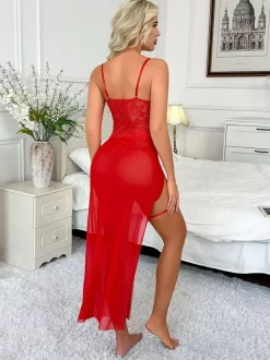 Nuisette maxi en dentelle transparente fendue jusqu'à la cuisse avec porte-jarretelles