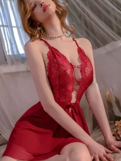 Nuisette mini-chemise de lingerie à bretelles spaghetti en dentelle florale et résille dos nu style babydoll.