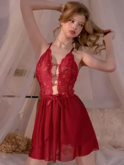 Nuisette mini-chemise de lingerie à bretelles spaghetti en dentelle florale et résille dos nu style babydoll.