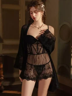 Nuisette sexy en dentelle blanche dos nu et tulle style babydoll pour femme.