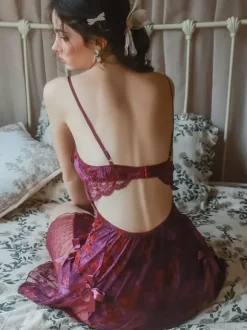 Nuisette sexy en tulle violet dos nu et dentelle pour femme.