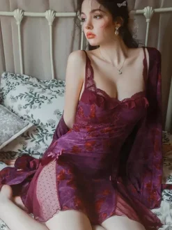 Nuisette sexy en tulle violet dos nu et dentelle pour femme.