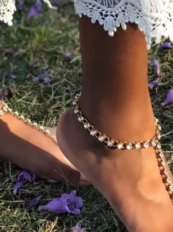 Paire de sandales pieds nus de plage avec bracelet de cheville scintillant en cristal et base en métal