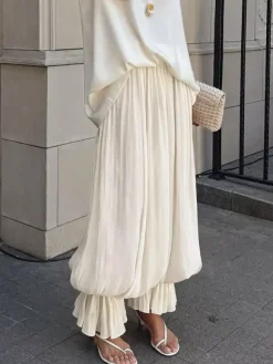 Pantalon harem fluide et drapé à taille haute élastique et ourlet à volants jambes larges.