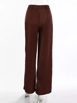 Pantalon large en satin marron taille haute coupe droite et fluide.