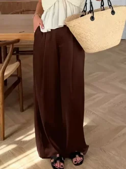 Pantalon large en satin marron taille haute coupe droite et fluide.