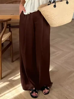 Pantalon large en satin marron taille haute coupe droite et fluide.