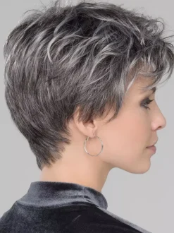 Perruque synthétique grise à cheveux courts avec frange latérale pour femme 2026