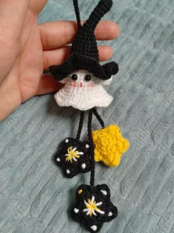 Porte-clés en peluche fantôme tricoté à la main pour Halloween breloque pour sac à dos et décoration de voiture