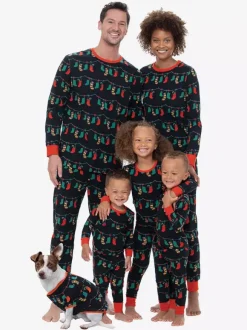 Pyjamas assortis pour toute la famille imprimé chaussettes de Noël noires et rouges et lumières collection 2026