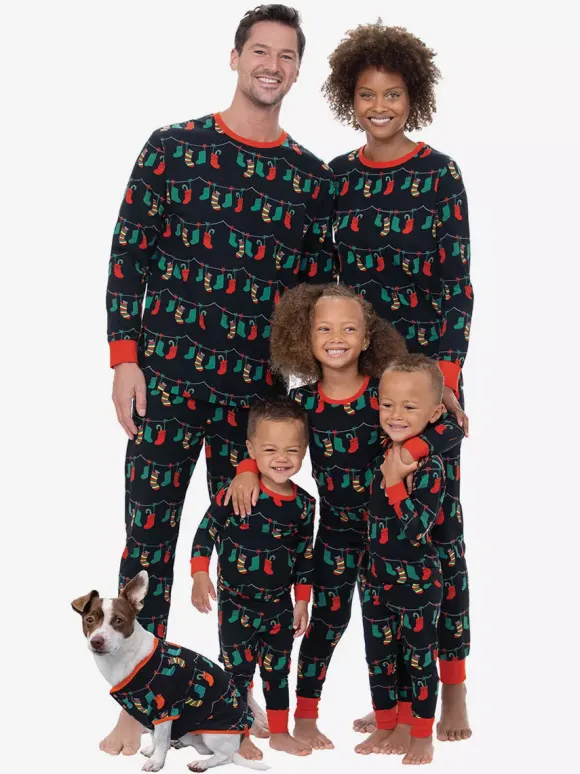 Pyjamas assortis pour toute la famille imprimé chaussettes de Noël noires et rouges et lumières collection 2026