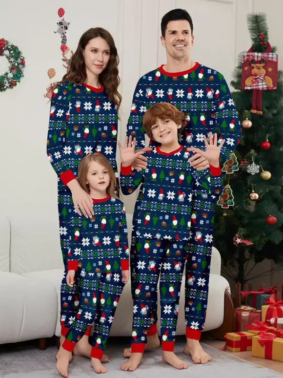 Pyjamas de Noël assortis pour toute la famille imprimés bleu marine foncé et bordures rouges collection 2026