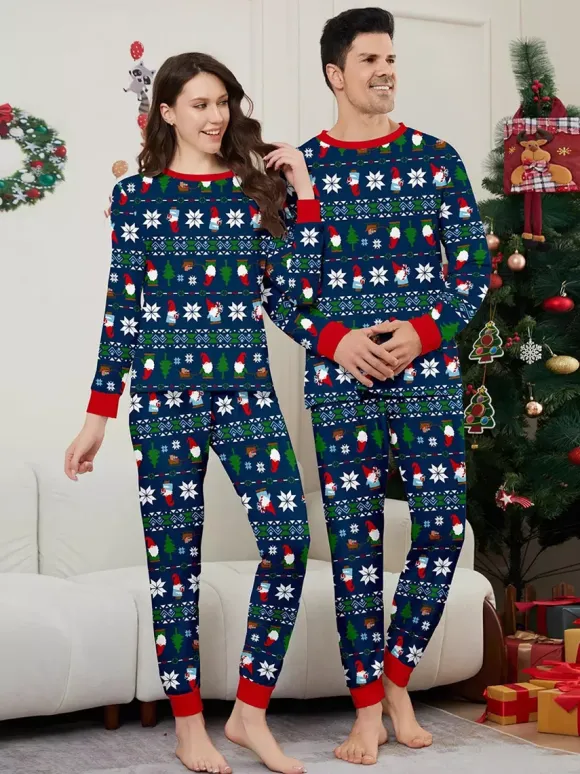 Pyjamas de Noël assortis pour toute la famille imprimés bleu marine foncé et bordures rouges collection 2026