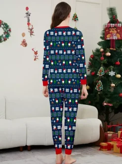 Pyjamas de Noël assortis pour toute la famille imprimés bleu marine foncé et bordures rouges collection 2026