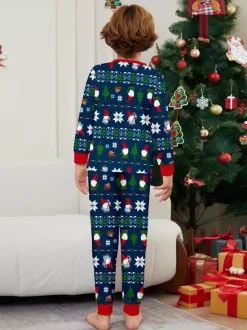 Pyjamas de Noël assortis pour toute la famille imprimés bleu marine foncé et bordures rouges collection 2026