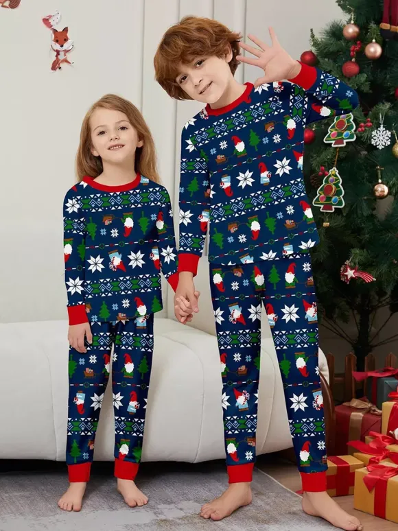 Pyjamas de Noël assortis pour toute la famille imprimés bleu marine foncé et bordures rouges collection 2026