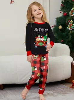 Pyjamas de Noël familiaux à carreaux noirs et rouges motif voiture et bonhomme de neige collection 2026