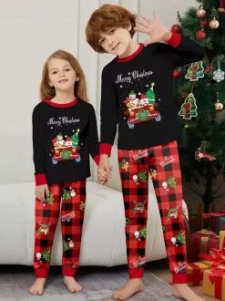 Pyjamas de Noël familiaux à carreaux noirs et rouges motif voiture et bonhomme de neige collection 2026