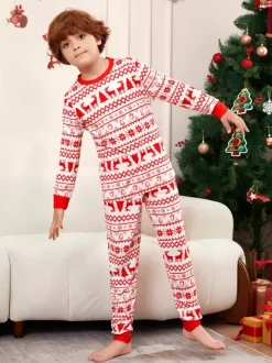 Pyjamas de Noël familiaux classiques à imprimé rennes rouges et blancs collection 2026