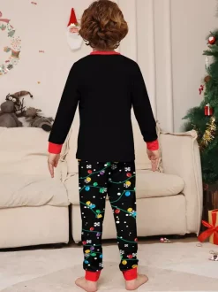 Pyjamas de Noël familiaux imprimés Père Noël noir et rouge et guirlandes lumineuses collection 2026