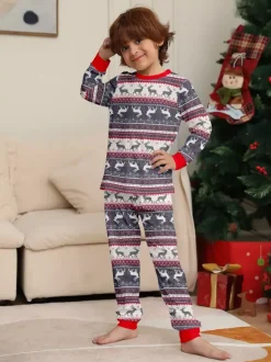 Pyjamas de Noël familiaux à motif Fair Isle de rennes gris avec bordure rouge 2026