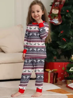 Pyjamas de Noël familiaux à motif Fair Isle de rennes gris avec bordure rouge 2026