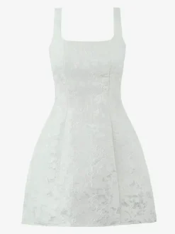 Robe blanche chic à n艙uds sculptants et sans manches col carré idéale pour une soirée romantique.