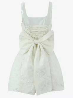 Robe blanche chic à n艙uds sculptants et sans manches col carré idéale pour une soirée romantique.