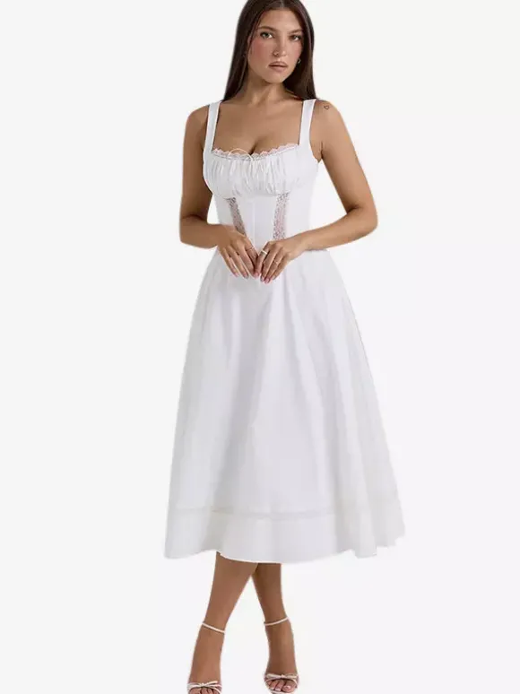 Robe blanche chic mi-longue sans manches et bustier pour une soirée en amoureux