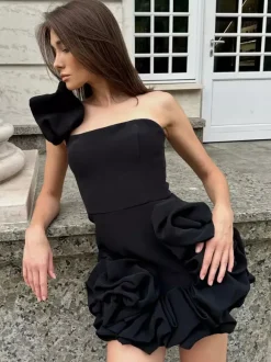 Robe blanche chic mini dos nu à volants et fermeture éclair sans manches et bustier idéale pour une soirée en amoureux.